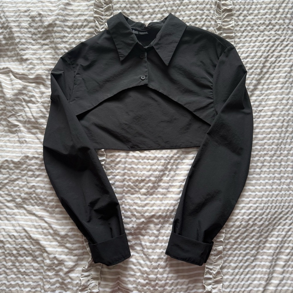 Basic Comma black cropped button-up shirt